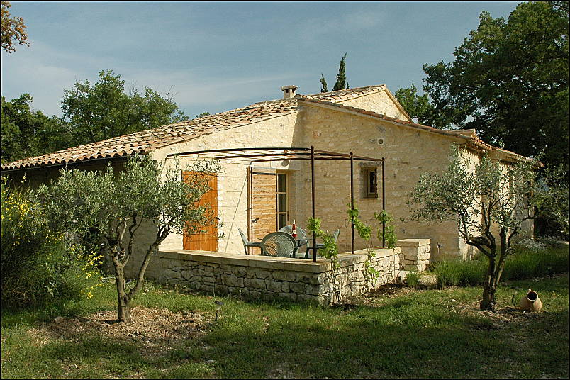 The garden and the stone patio, gite in Provence