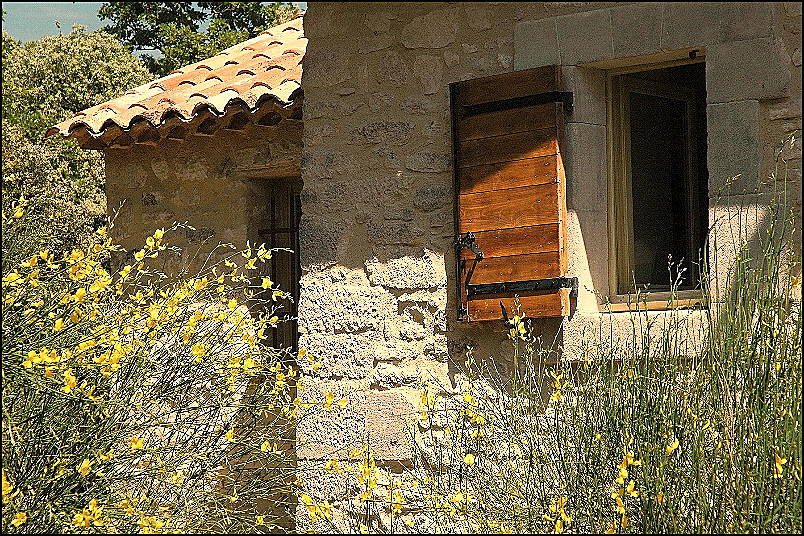 Sun bathed stones, gite in Luberon, Provence