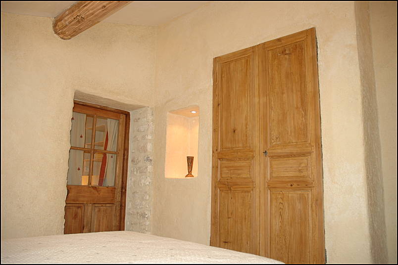 Second bedroom ancient doors - Vacation home to rent in Luberon