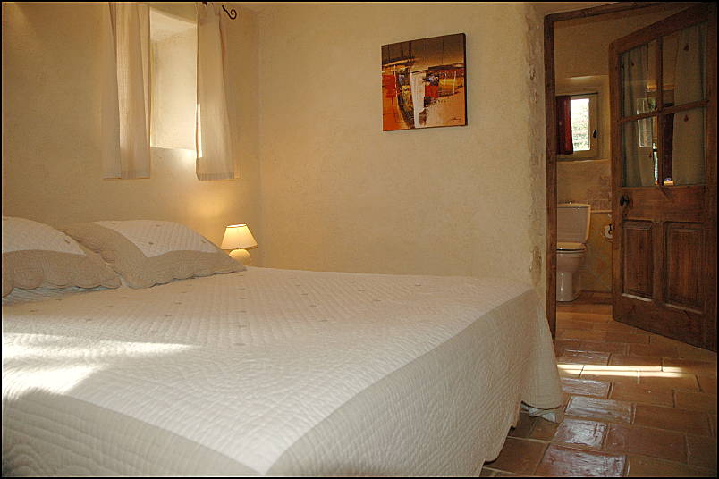 Second bedroom and bathroom - Holiday home rental in Provence, Luberon